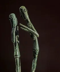Nuragská kultura (nuragy), sardinská: sousoší bronzových zápasníků. 8.-7. století př. n. l. Cagliari, Museo Nazionale Archeologico, Sardinie, Itálie
