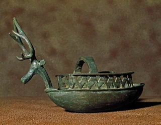 Sardinská nuragská kultura (nuragy): bronzová plastika ve tvaru člunu s postavami a hlavou jelena. 8.-7. století př. n. l. Cagliari, Museo Nazionale Archeologico, Sardinie, Itálie