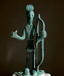 Sardinská nuragská kultura (nuragy): bronzová soška válečníka napínajícího luk (kopí chybí). 8.-7. století př. n. l. Cagliari, Museo Nazionale Archeologico, Sardinie, Itálie