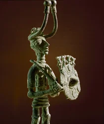 Sardinská nuragská kultura (nuragy): soška válečníka se štítem a bronzovým mečem. 8.-7. století př. n. l. Cagliari, Národní archeologické muzeum, Sardinie, Itálie