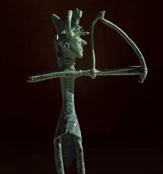 Nuragská kultura (nuragy), sardinská: soška válečníka napínajícího bronzový luk. 8.-7. století př. n. l. Cagliari, Museo Nazionale Archeologico, Sardinie, Itálie
