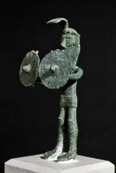Nuragská kultura (nuragy), sardinská: soška představující démonickou bytost ozbrojenou dvojitým bronzovým štítem. 8.-7. století př. n. l. Cagliari, Museo Nazionale Archeologico, Sardinie, Itálie