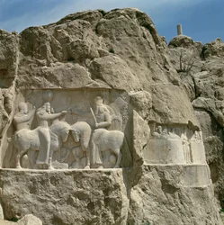 Dva basreliéfy, levý s investiturou Bahrama I. (r.273-74) a pravý zobrazující Bahrama II. (r.273-93) s rodinou, druhá polovina 3. století (kámen)