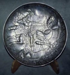 Miska zobrazující krále Ardašíra II. (r.379-86), ze Sari, Mazandaran, c. AD 380 (pronásledované a vyřezávané stříbro)