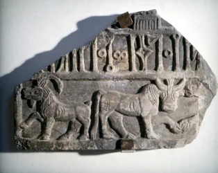 Jihoarabské umění: basreliéf s písmem zobrazující zvířata. Museo Nazionale Romano, Řím.