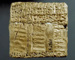 Asyrská civilizace: vyrytá krabice klínových znaků týkající se výroby dvou stříbrných dolů. Istanbul, Archeologické muzeum