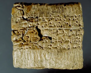 Asyrská civilizace: vyrytá krabice klínových znaků týkající se výroby dvou stříbrných dolů. Istanbul, Archeologické muzeum