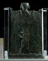 Orientální umění, Asýrie (Mezopotámie): brožura představující exorcismus (bronz, zadní strana), Antika. Paříž, Musee du Louvre