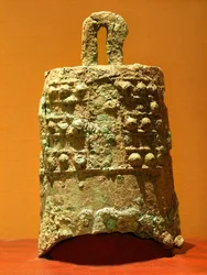 Bronzový zvon (770-476 př.nl), objevený v Xiangmen. Fotografie, Leonard de Selva, Muzeum Suzhou, Čína, 2006.