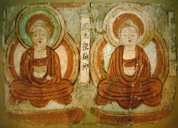 Buddhové malovaní od 9. století do období státu Kao-čchang na fragmentu nástěnné malby z „Jeskyní tisíce Buddhů“ v Bezekliku, autonomní oblasti Sin-ťiang. Fotografie, Korejské národní muzeum, Soul, Korejská republika, 2006.