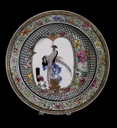 Čínské umění: keramický talíř typu famille rose, zdobený ptáky a květinami. Vláda císaře Čchien-lunga (1736-1795). Paříž, Musée Guimet, Národní muzeum asijského umění