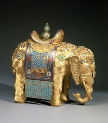 Postava slona se smaltovanými ozdobami a korálovými a tyrkysovými kabošony, sedlovka zdobená buddhistickými emblémy, období Chien Lung, kolem roku 1780 (zlacený bronz, smalt, korál a tyrkys)