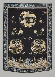 Závěs, cca 1750-1800 (Hedvábí s výšivkou (saténový steh), přírodní a syntetická barviva)