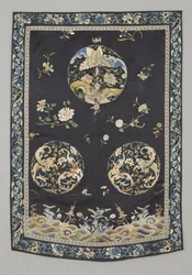 Závěs, cca 1750-1800 (Hedvábí s výšivkou (saténový steh), přírodní a syntetická barviva)