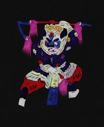 Mužská postava z Pekingské opery. Malovaný papírový výřez neboli "Jian Zhi", čínské lidové umění, Peking.