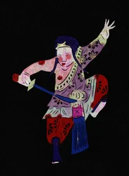 Mužská postava cvičí bojové umění s mečem. Malované stříhání papíru neboli "Jian Zhi", čínské lidové umění, Peking.