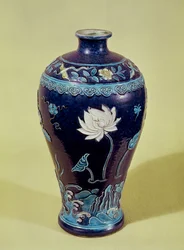 Ming váza s tříbarevným zdobením (porcelán)