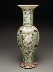 Váza, cca 1700 (porcelán a smalt)