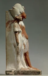 Umění starověkého Egypta: král Achnaton a královna Nefertiti. Malovaná vápencová socha vytvořená kolem roku 1360 př. n. l., Paříž, Musée du Louvre