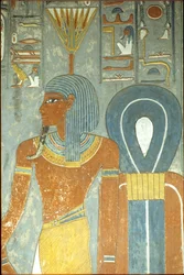 Starověký Egypt, malba, Horemhebova hrobka, Théby 18. dynastie, bůh Nefertum a Isidin uzel, Nefertum nebo Nefertem s čelenkou z leknínu nebo lotosu (foto)