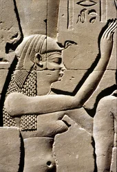 Starověký Egypt, Nástěnná řezba, bohyně Isis, Hořův chrám, Edfu, 237 - 57 př. n. l. (foto)