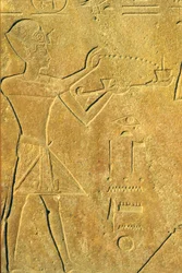 Starověký Egypt, Nástěnná řezba, Karnak/Luxor, Hatšepsut nabízí kadidlo