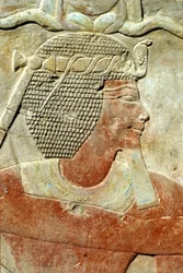 Starověký Egypt, Nástěnná malba/řezba, Faraon s korunou Atefa, Chrám v Karnaku, Luxor (foto)