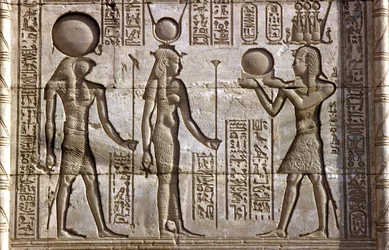 Starověký Egypt, nástěnná malba/řezba, Hor a Isis přijímají oběť od faraona, chrám Hathor, Dendera (foto)