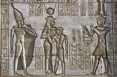 Starověký Egypt, Nástěnná malba/řezba, Isis kojí mladého faraona v přítomnosti božského dítěte Ihy, zatímco faraon přináší oběť, Hathořin chrám, Dendera (foto)