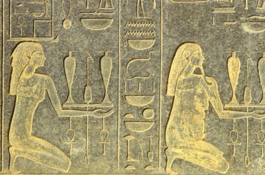 Starověký Egypt, nástěnná malba/řezba, nilští bohové klečí s podnosy obětin, černá žula, chrám v Karnaku, Luxor