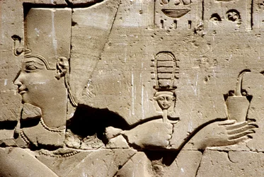 Starověký Egypt, Nástěnná malba/řezba, Faraon Ptolemaios potřásá systrou a nabízí kadidlo, Hořův chrám, Edfu (foto)