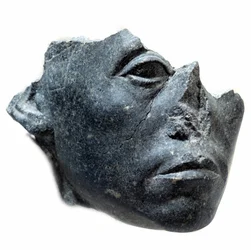 Starověké egyptské umění: hlava krále Sesostrida III. Fragment sochy. Socha z černé žuly, kolem roku 1900 př. n. l. (12. dynastie, kolem let 1963-1786). Paříž, Musée du Louvre