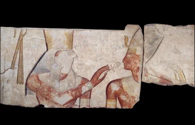 Umění starověkého Egypta: Král Ramses II je představen bohům Horovi, Amonovi a Hathor, kteří mu dávají život a královské insignie. Nízký vápencový reliéf z chrámu Ramsese II. a Abydos Kolem roku 1250 př. Kr. 19. dynastie. Nová Říše. Paříž, Musee du Louvre