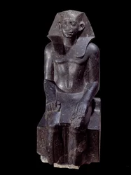 Staroegyptské umění: socha krále Sesostrida III. Dioritová socha z doby kolem roku 1870 př. n. l. (12. dynastie, přibližně 1963-1786). Z Medamoudu (Egypt). Výška: 1,200 m. Paříž, Musée du Louvre