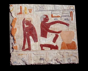 Starověké egyptské umění: pečení chleba. Jeden muž připravuje těsto na koláče, druhý sleduje pečení chlebových forem. Vápenec (2500-2350 př. n. l.), 5. dynastie. Paříž, Musée du Louvre