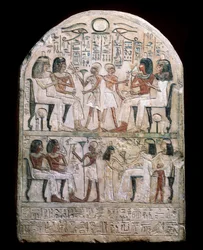 Egyptský starověk: stéla zdobená výjevem pocty faraonům. Helénistické (nebo Ptolemaiovské) období 156 př. n. l. Muzeum Ermitáže, Petrohrad