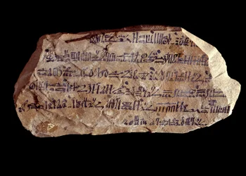 Umění starověkého Egypta: ostrakon (nebo ostracon) (množné číslo: ostraca nebo ostraka), hieratické písmo (střepy keramiky, na nichž jsou napsány posvátné věci). Nová říše Egypta. Paříž, Musée du Louvre