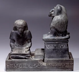 Egyptský Antiquitis: Písař Nebmertouf a opice Thot, bůh písma a patron písařů. Břidlicová socha. Regne z Amenophis III (1391-1353)