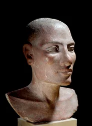 Egyptská starožitnost: Saltova hlava. Malovaná vápencová socha, Stará říše (kolem 2700-2200 př. n. l.). Muzeum Louvre, Paříž