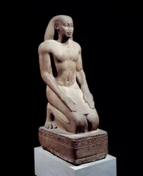 Egyptský starověk: Socha Nakhthorheba, velekněze. Křemencová socha kolem roku 590. 26. dynastie, vláda Psammeticha (595-529 př. n. l.). Paříž, muzeum Louvre
