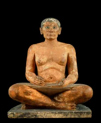Egyptské starožitnosti: „Sedící písař“, socha z vápence, alabastru a křišťálu. Ze Sakkáry, kolem 2620 - 2350 př. n. l. 4. nebo 5. dynastie. V. 0,537 m, Musée du Louvre, Paříž
