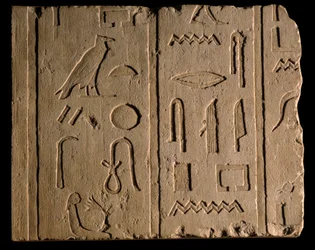 Egyptský starověk: pohřební nápis zmiňující dámu jménem Takhout. 8. století před naším letopočtem. Paříž, muzeum Louvre