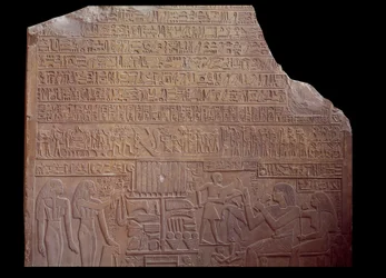 Egyptský starověk: pohřební stéla pokrytá nápisem v kódovém jazyce ve formě hieroglyfů. Paříž, muzeum Louvre