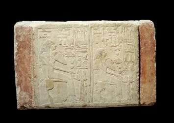 Egyptský starověk: pohřební stéla ve vápenci dam Waten a Ousernebnet. Období Thinitis (asi 3100-2700 př. n. l.) 2. dynastie z Memphisu. Pařížské muzeum Louvre