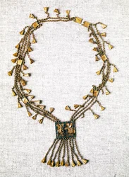 Egyptský starověk: zlatý náhrdelník faraona Pinedjema. 21. dynastie (asi 1069-945). Paříž, muzeum Louvre