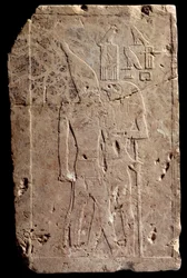 Egyptský starověk: vápencový reliéf zobrazující objetí krále Qahedjet (Kahedjet) od boha Hora. Staré impérium. Konec 3. dynastie. 2700-2620 před naším letopočtem. Paříž, muzeum Louvre