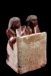 Egyptský starověk: vápencová socha, která působí jako stéla ve jménu Didiho a jeho syna Padouy. Nová Říše. Z Deir el Medineh. Ne 0,31 m Paříž, Musee du Louvre
