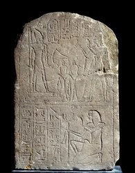 Egyptský starověk: vápencová stéla ve jménu dveří krále Anyi. V závěsu nabízí faraon Ramses II kadidlo své vlastní kolosální božské soše. Regne of Ramses II (1279-1213 př.nl). Ze Sakkárského serapea. Slunce 0,44x0,3 m Paříž, musee du Louvre