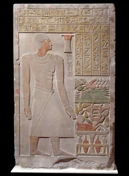 Egyptský starověk: vápencová stéla pomníku na památku mluvčího vezíra Senousreta tvořícího kapli. Kolem roku 1700 př.n.l. Konec 12. dynastie