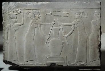 Egyptský starověk: nízký vápencový reliéf představující ženy lisující květy lilie, aby extrahovaly esenci zvanou „extrakce lirinonu“ kolem 500-400 př. nl (doba Saite?). Nízká epocha. Slunce 0,29x0,37 m Paříž, musee du Louvre